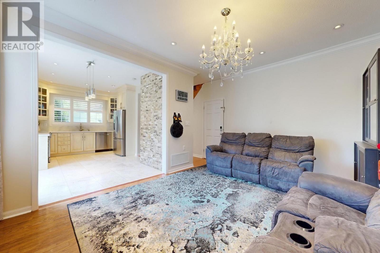 3909 Mayla Drive, Mississauga, Ontario L5M 7Y8 - Photo 11 - W12349616