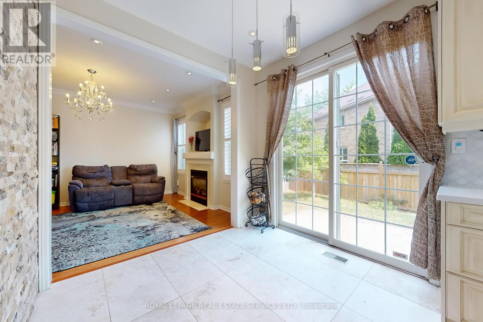 3909 Mayla Drive, Mississauga, Ontario L5M 7Y8 - Photo 12 - W12349616