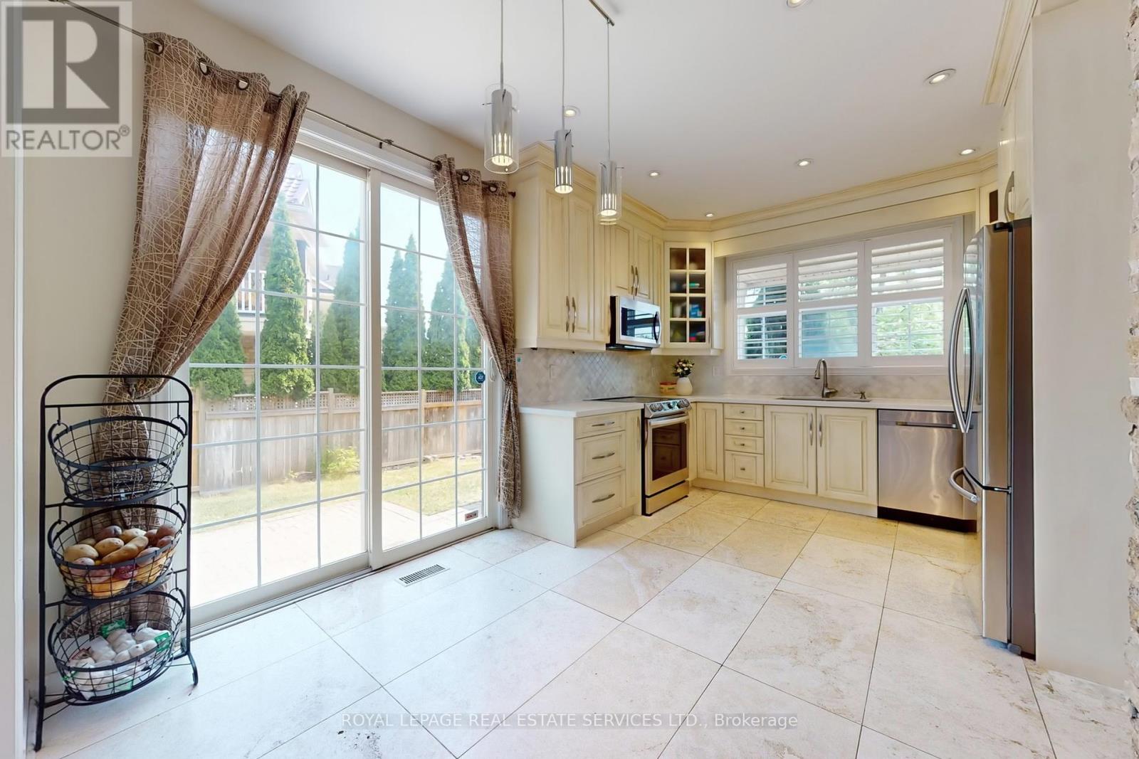 3909 Mayla Drive, Mississauga, Ontario L5M 7Y8 - Photo 13 - W12349616