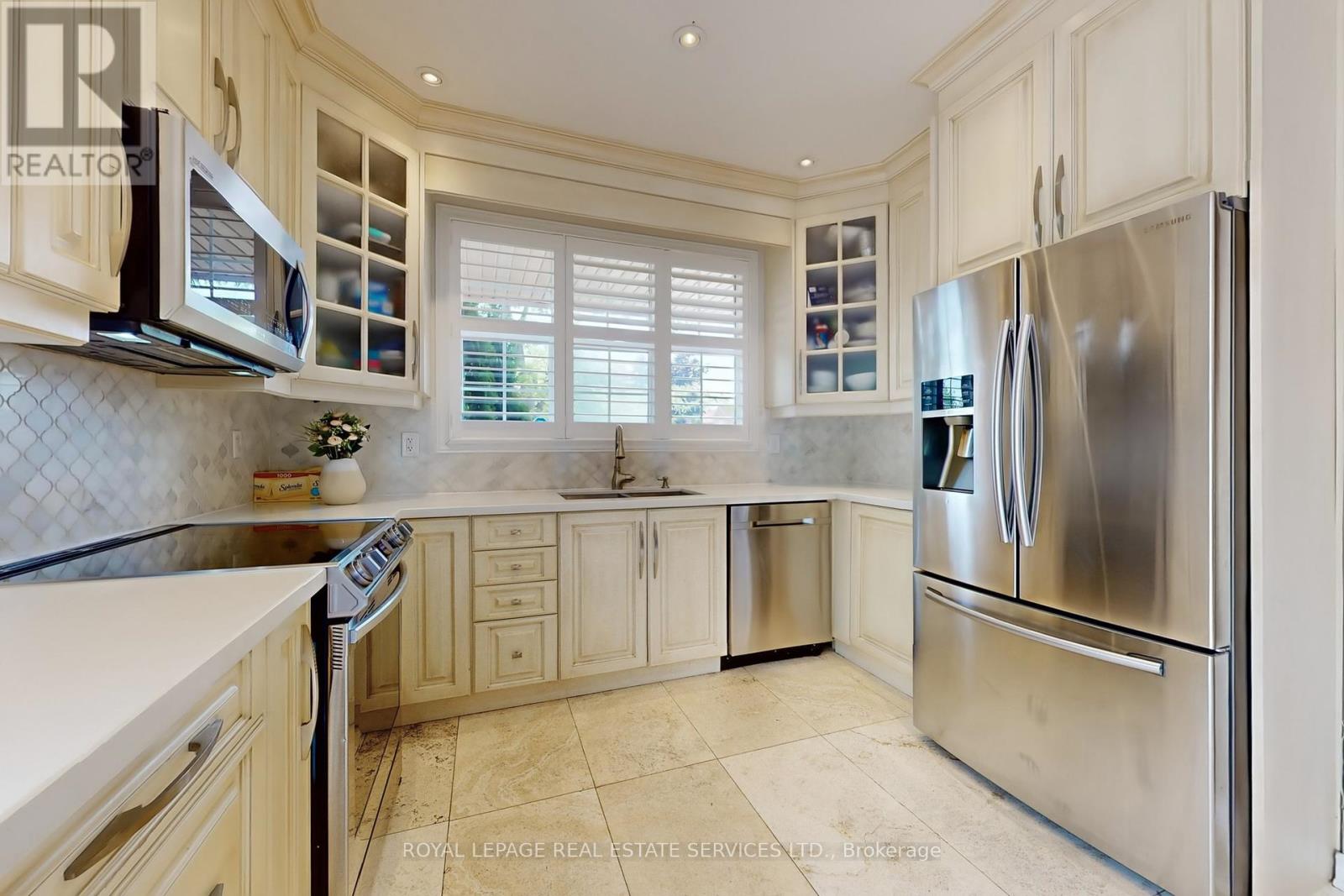 3909 Mayla Drive, Mississauga, Ontario L5M 7Y8 - Photo 14 - W12349616