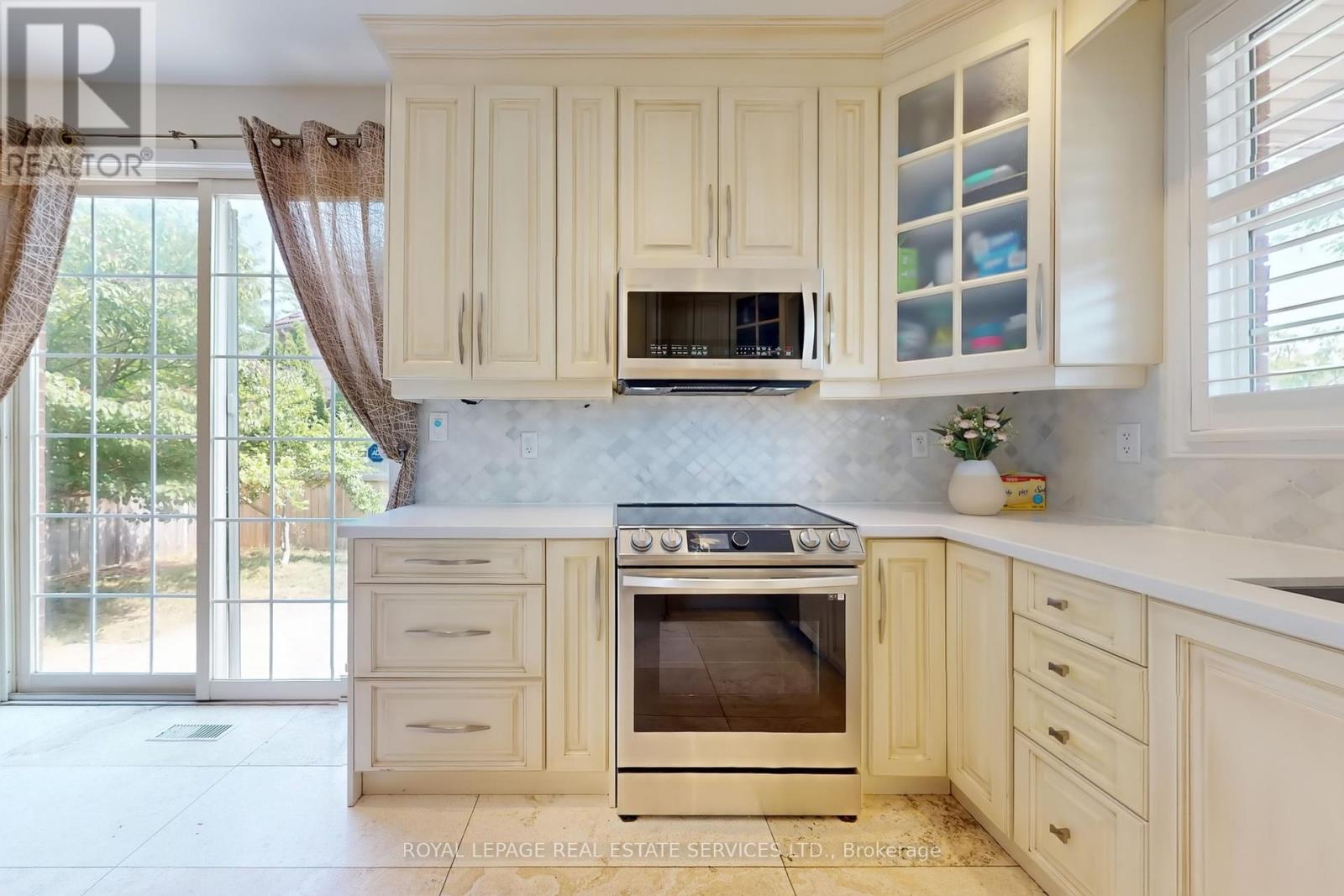 3909 Mayla Drive, Mississauga, Ontario L5M 7Y8 - Photo 16 - W12349616