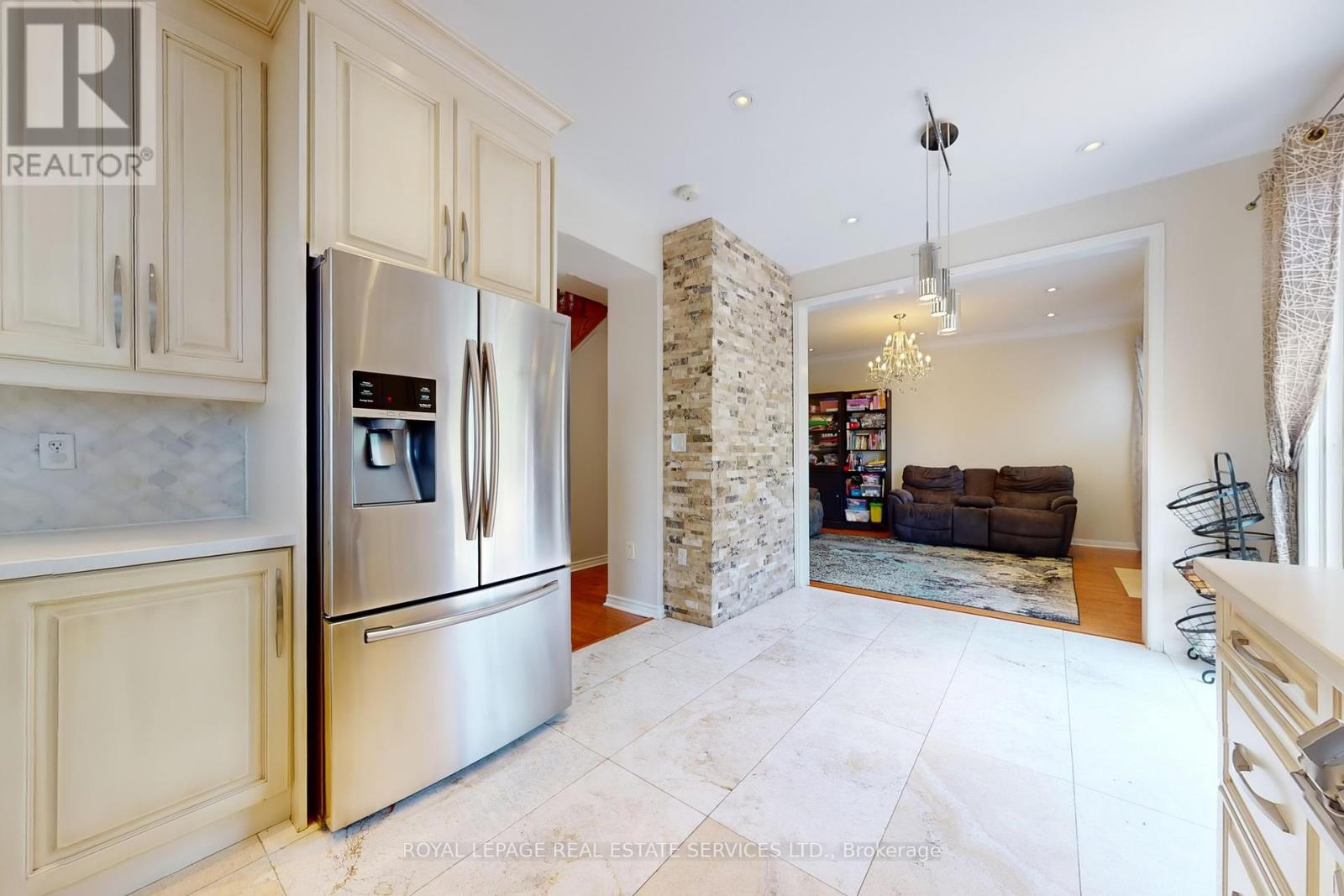 3909 Mayla Drive, Mississauga, Ontario L5M 7Y8 - Photo 17 - W12349616