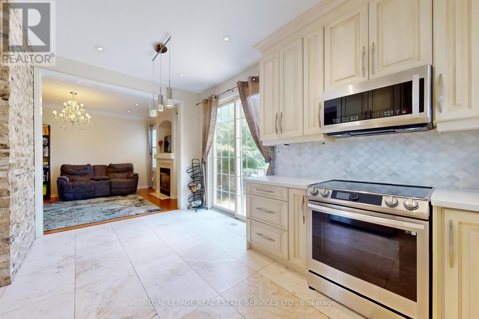 3909 Mayla Drive, Mississauga, Ontario L5M 7Y8 - Photo 18 - W12349616