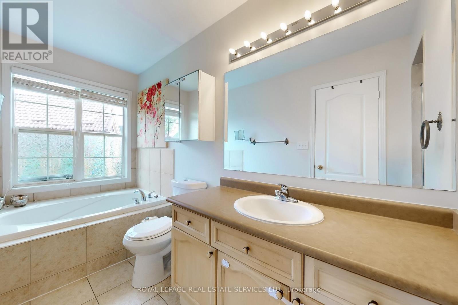 3909 Mayla Drive, Mississauga, Ontario L5M 7Y8 - Photo 25 - W12349616