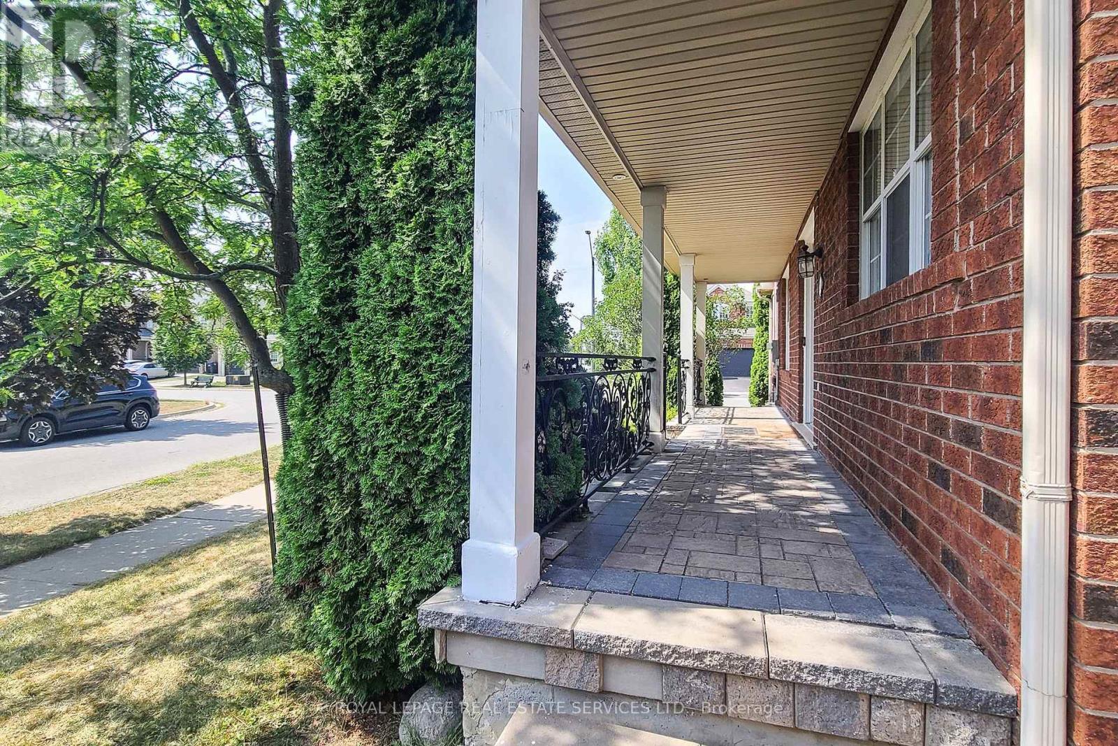 3909 Mayla Drive, Mississauga, Ontario L5M 7Y8 - Photo 3 - W12349616