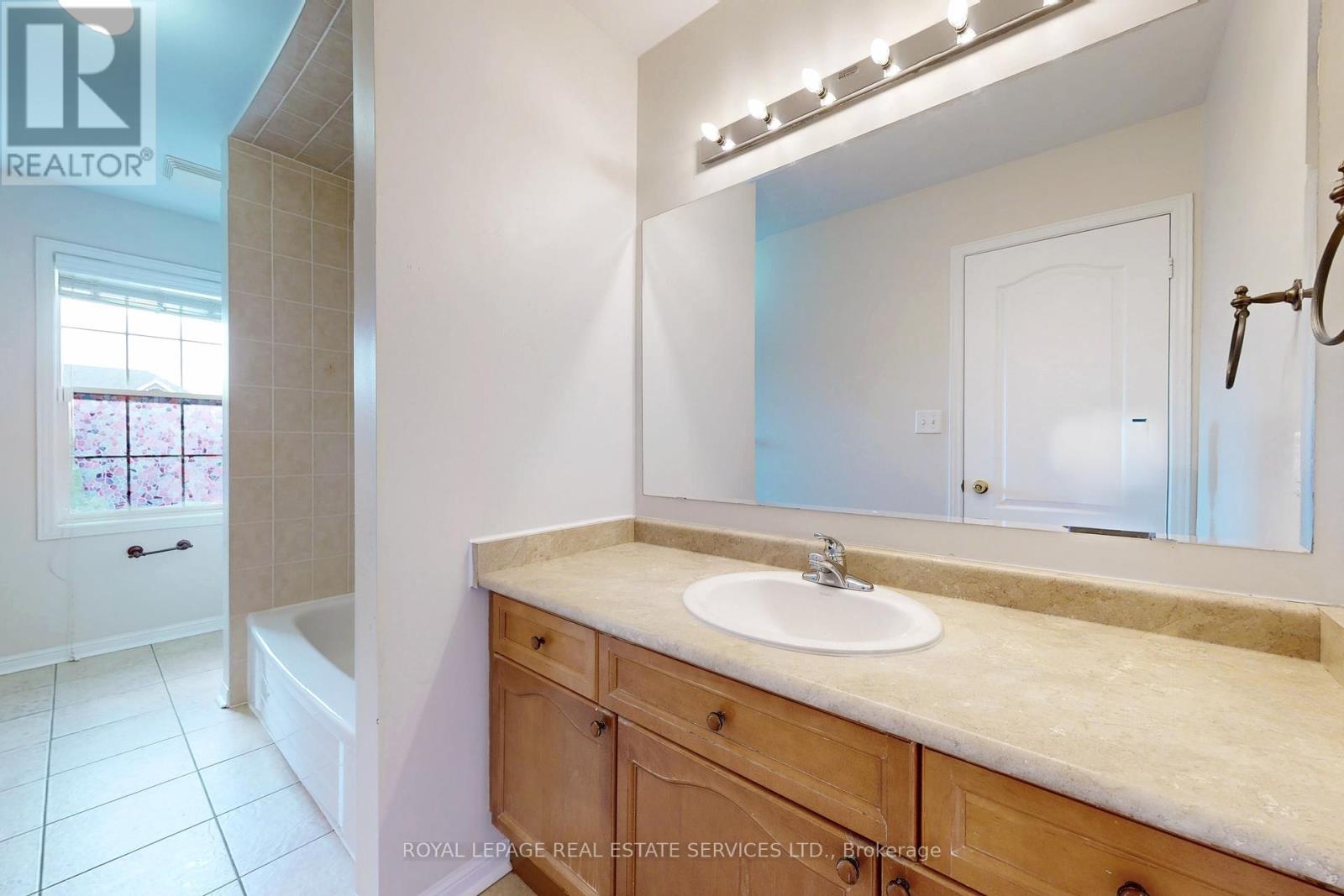 3909 Mayla Drive, Mississauga, Ontario L5M 7Y8 - Photo 34 - W12349616