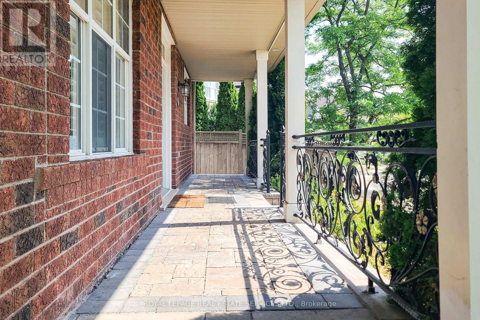 3909 Mayla Drive, Mississauga, Ontario L5M 7Y8 - Photo 4 - W12349616