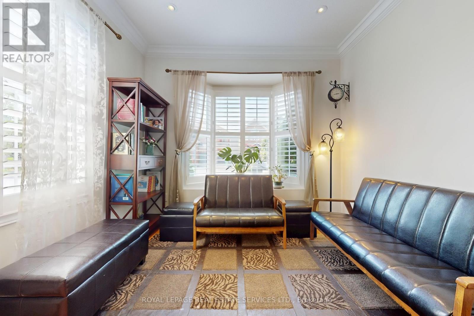 3909 Mayla Drive, Mississauga, Ontario L5M 7Y8 - Photo 5 - W12349616