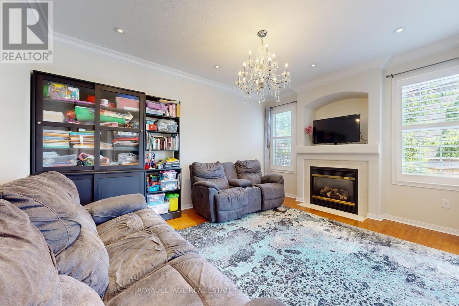 3909 Mayla Drive, Mississauga, Ontario L5M 7Y8 - Photo 9 - W12349616