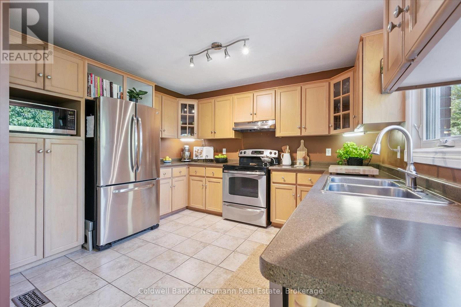 56 Hayward Crescent, Guelph, Ontario N1G 5A3 - Photo 10 - X12349671