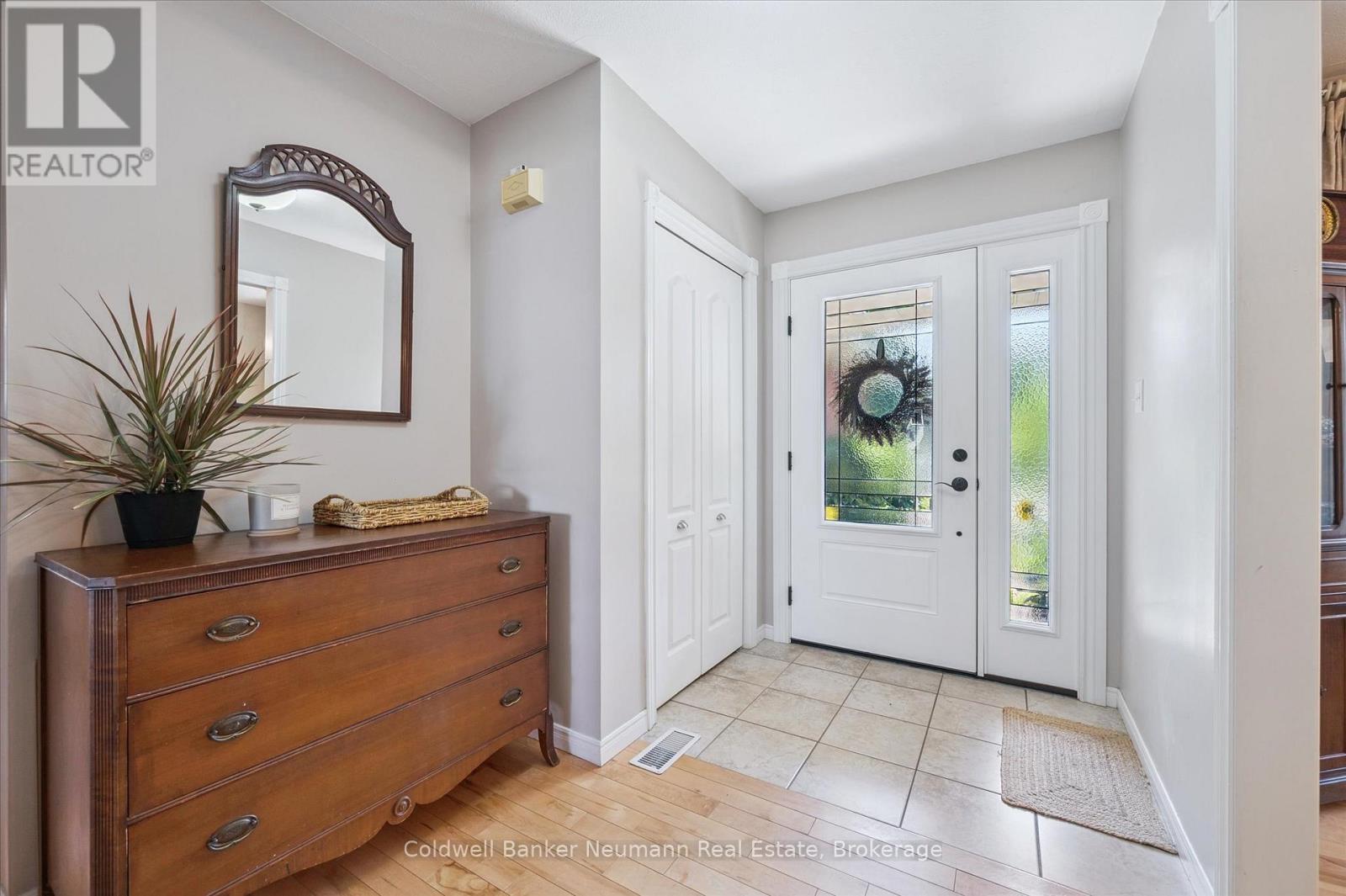 56 Hayward Crescent, Guelph, Ontario N1G 5A3 - Photo 4 - X12349671