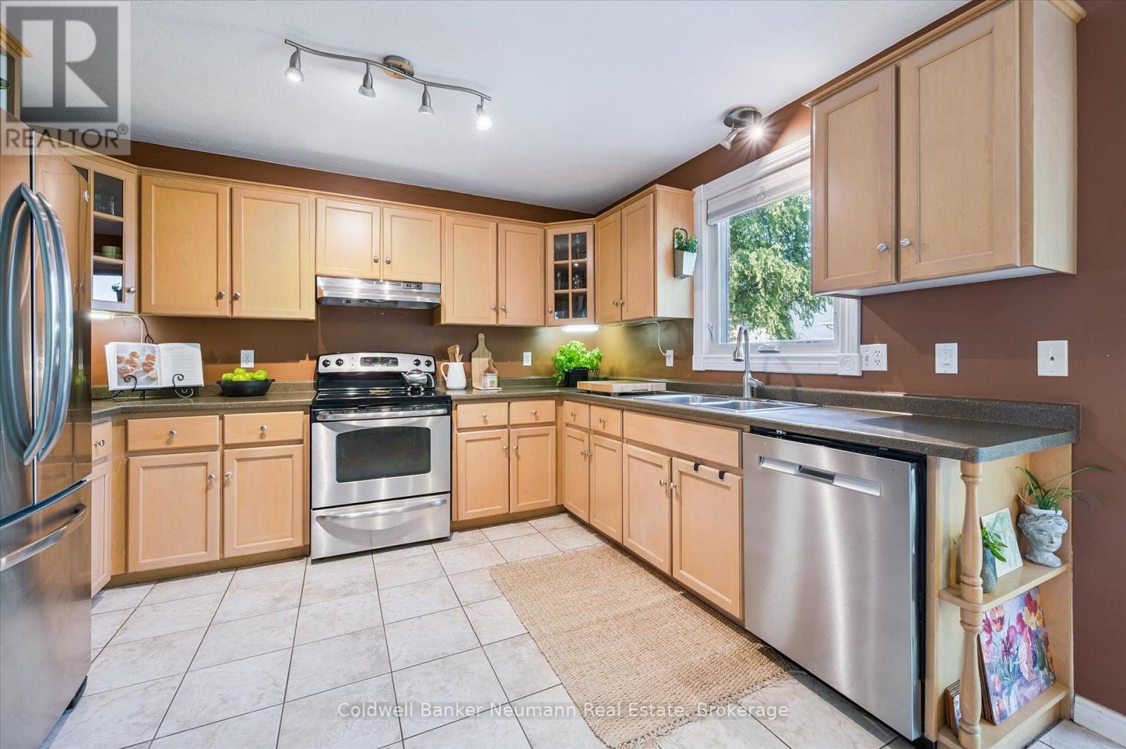 56 Hayward Crescent, Guelph, Ontario N1G 5A3 - Photo 9 - X12349671