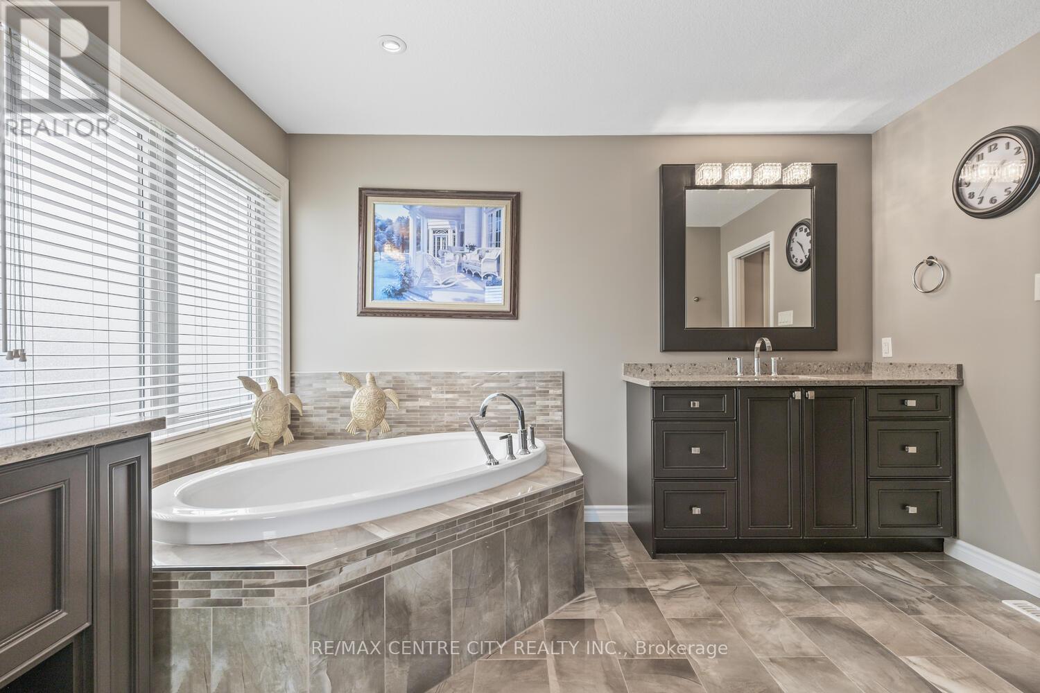 458 Eagletrace Drive, London North, Ontario  N6G 0E7 - Photo 29 - X12349728