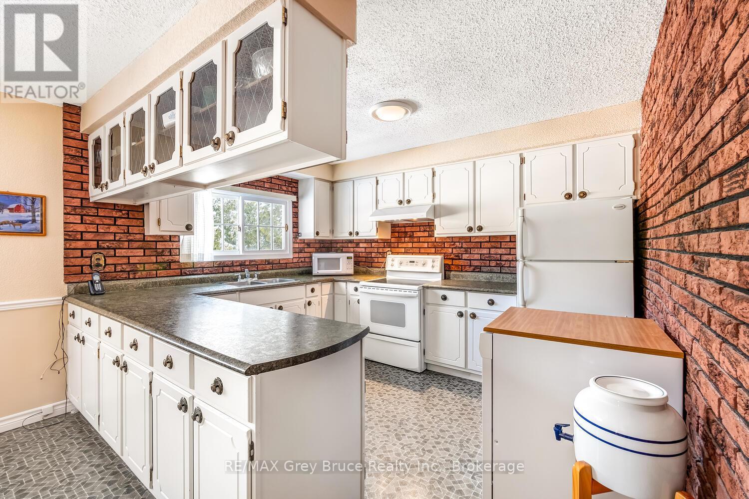 71 William Court, South Bruce Peninsula, Ontario  N0H 2T0 - Photo 10 - X12349710