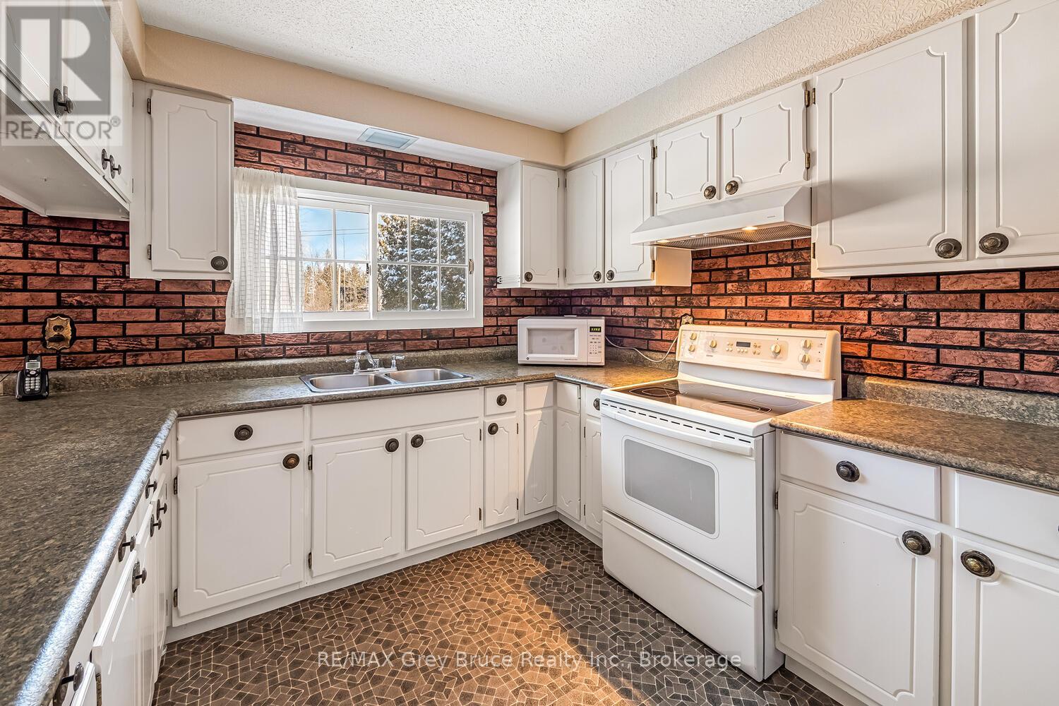 71 William Court, South Bruce Peninsula, Ontario  N0H 2T0 - Photo 12 - X12349710