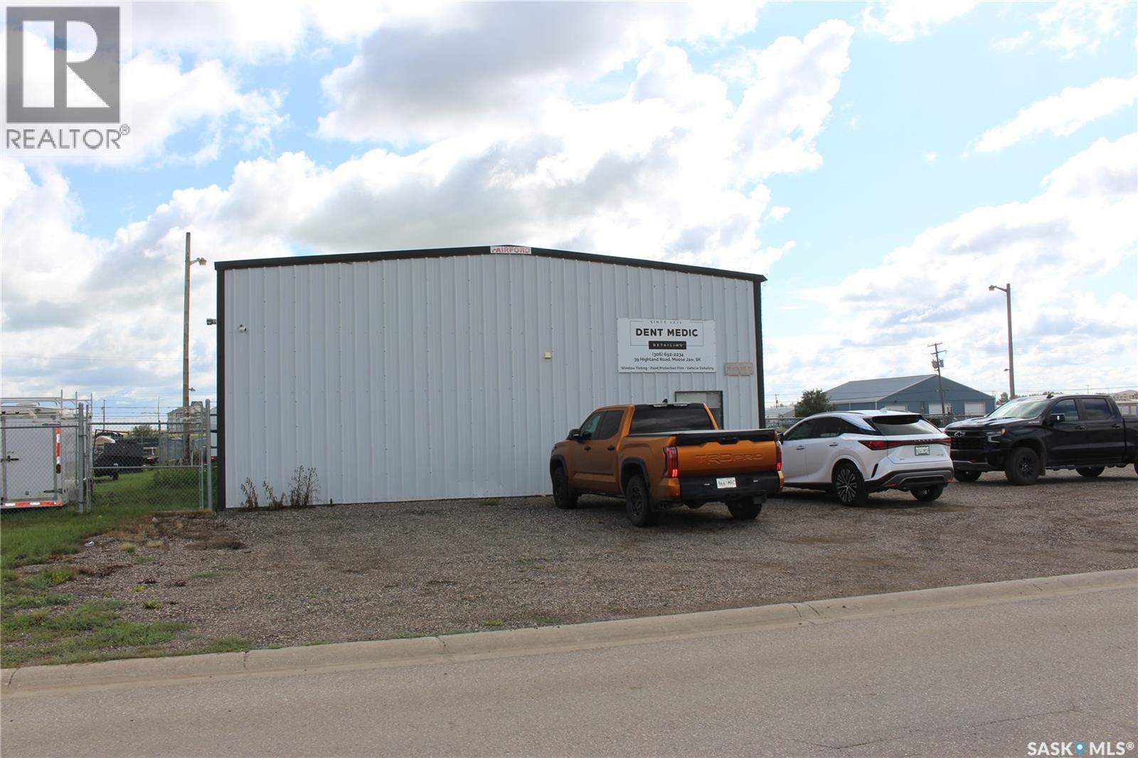 39 Highland Road, Moose Jaw, Saskatchewan  S6J 1M5 - Photo 2 - SK015840