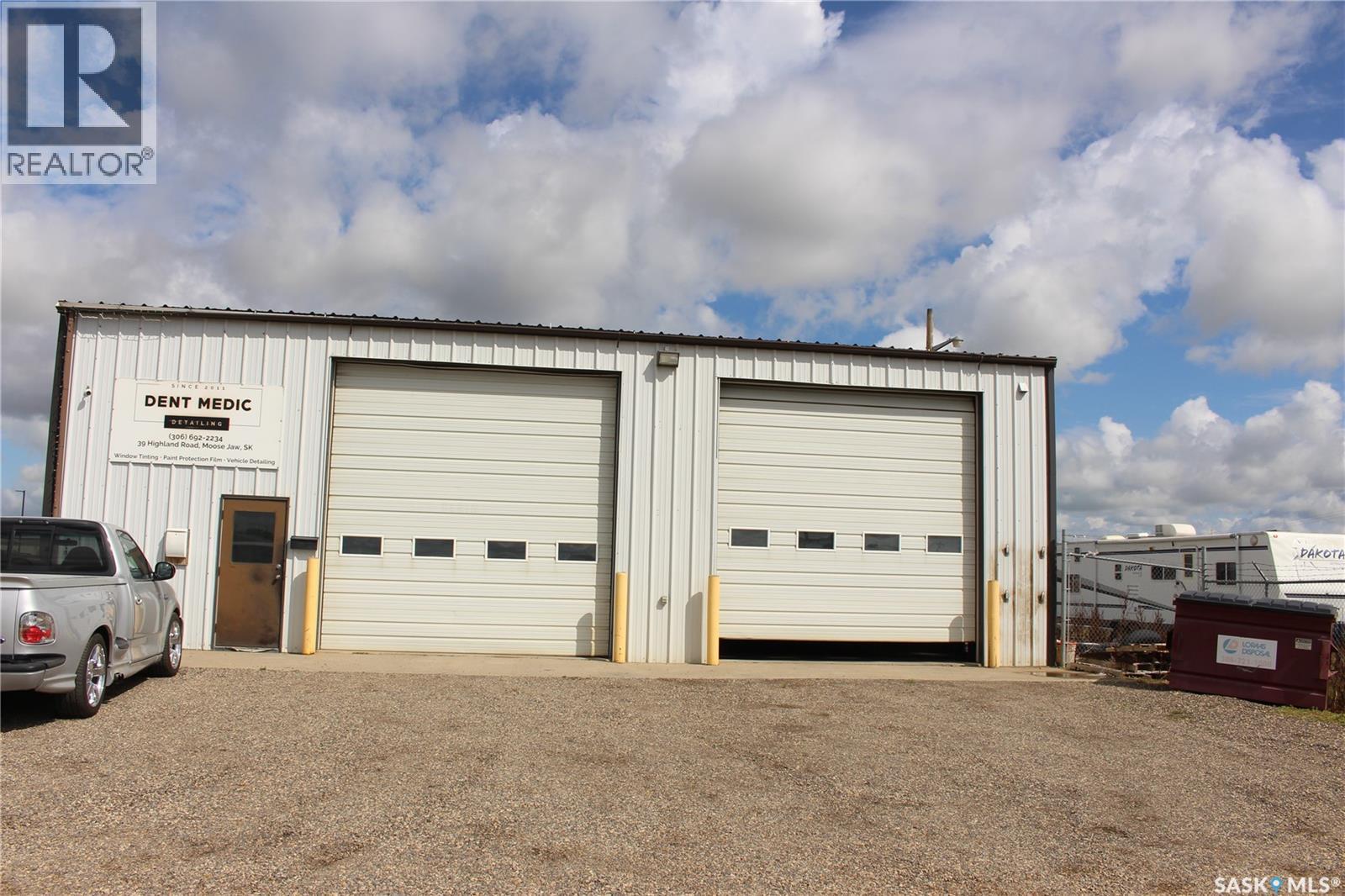 39 Highland Road, Moose Jaw, Saskatchewan  S6J 1M5 - Photo 3 - SK015840