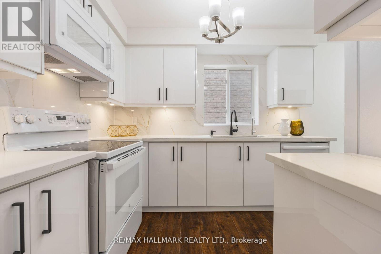 83 Matthew Boyd Crescent, Newmarket, Ontario  L3X 3C5 - Photo 5 - N12349702
