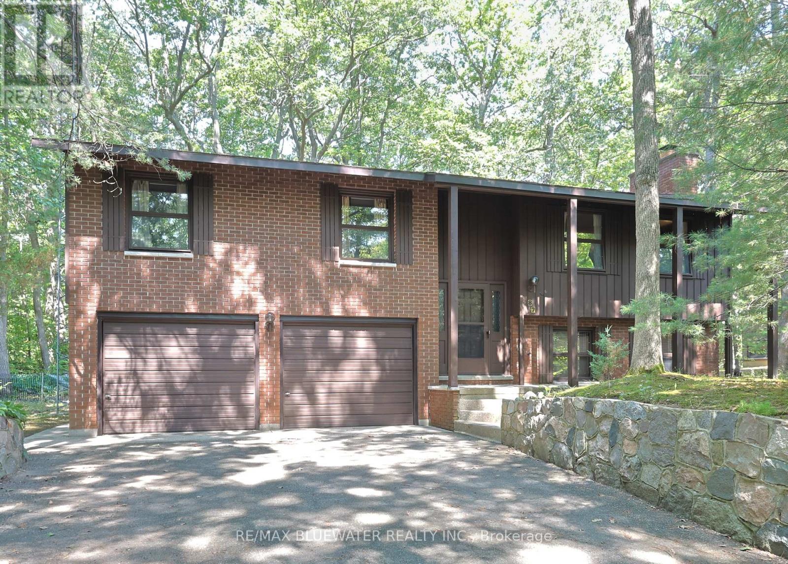 10346 Pines Parkway, Lambton Shores, Ontario  N0M 1T0 - Photo 1 - X12349788