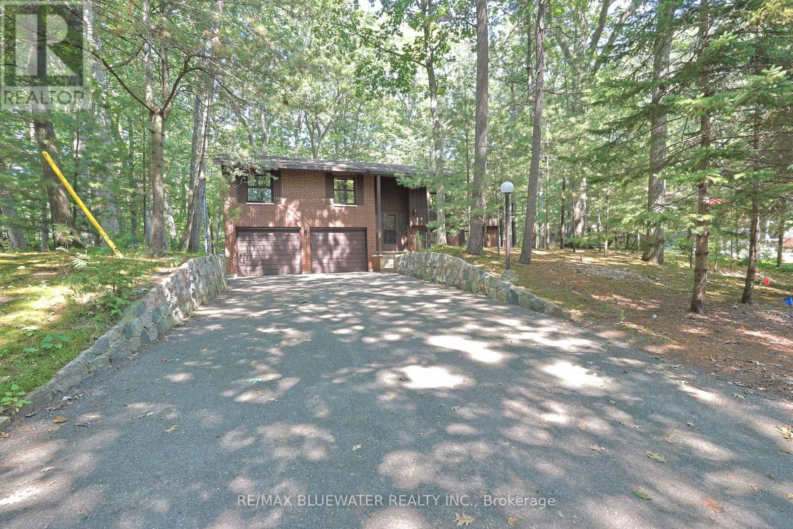 10346 Pines Parkway, Lambton Shores, Ontario  N0M 1T0 - Photo 6 - X12349788