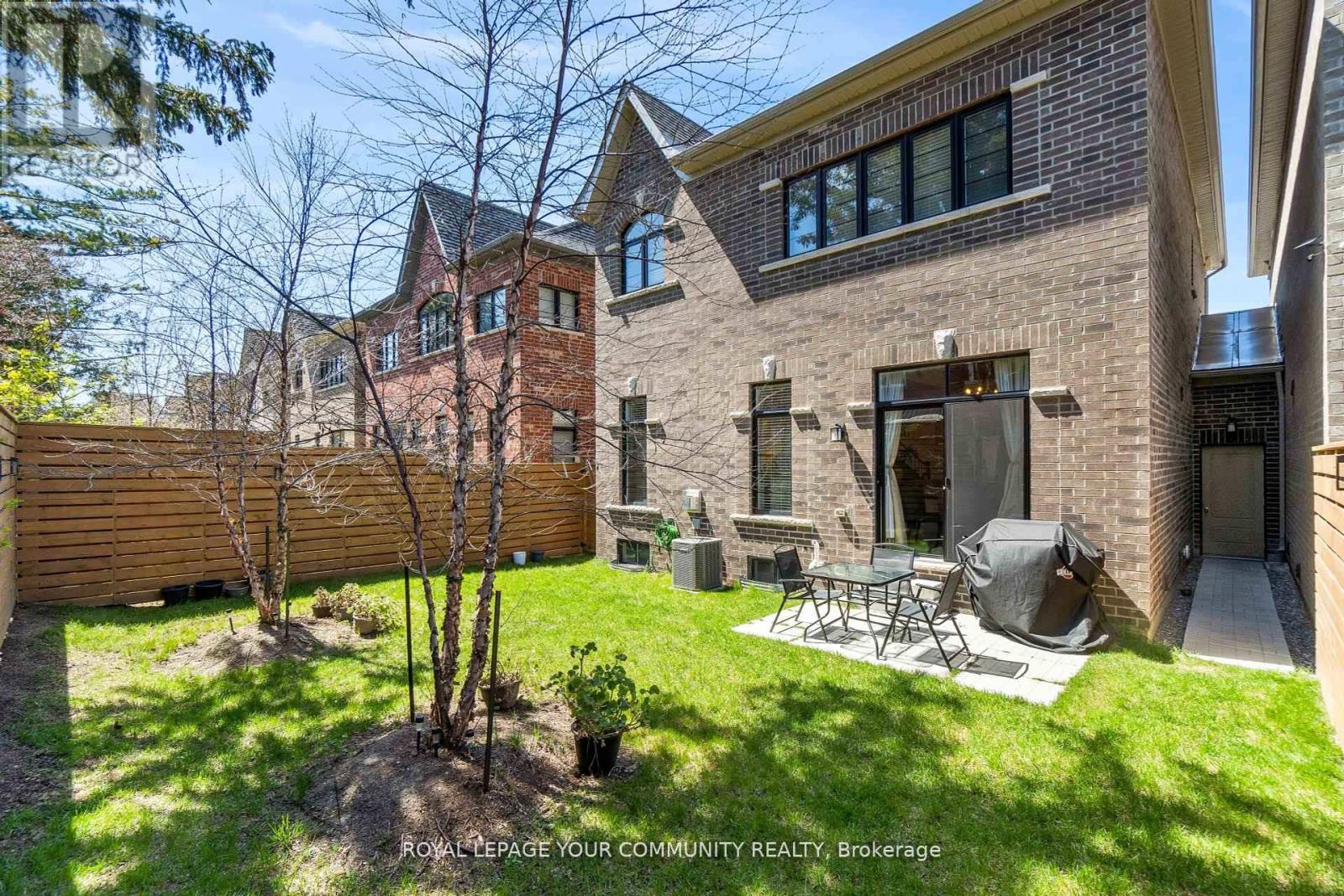 8 Duncombe Lane, Richmond Hill, Ontario L4C 1C2 - Photo 14 - N12349844