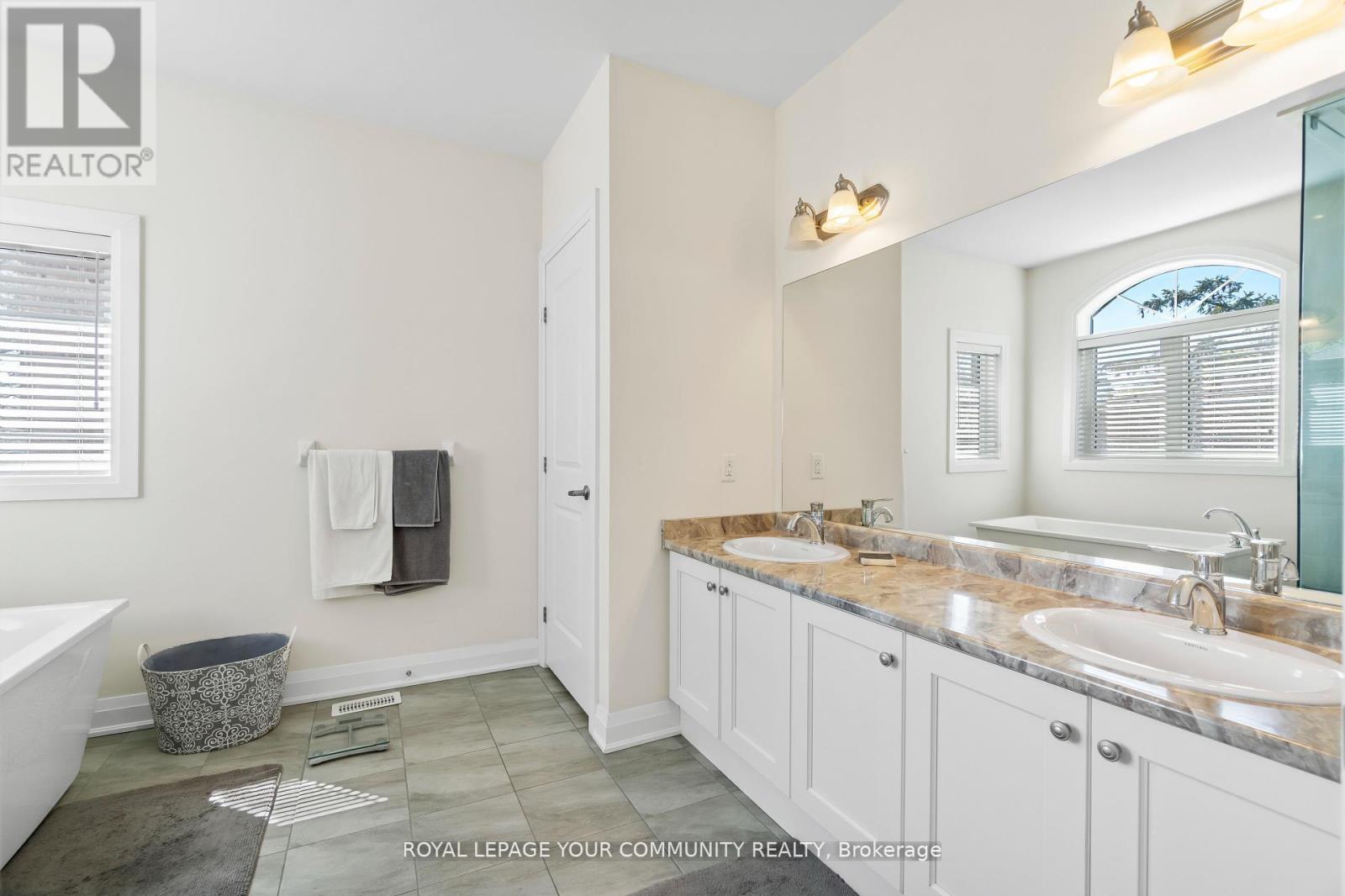 8 Duncombe Lane, Richmond Hill, Ontario L4C 1C2 - Photo 17 - N12349844