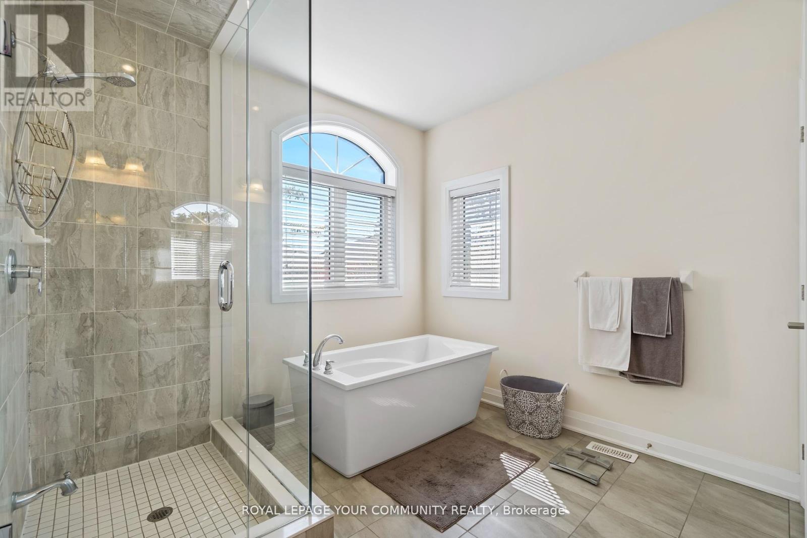 8 Duncombe Lane, Richmond Hill, Ontario L4C 1C2 - Photo 18 - N12349844