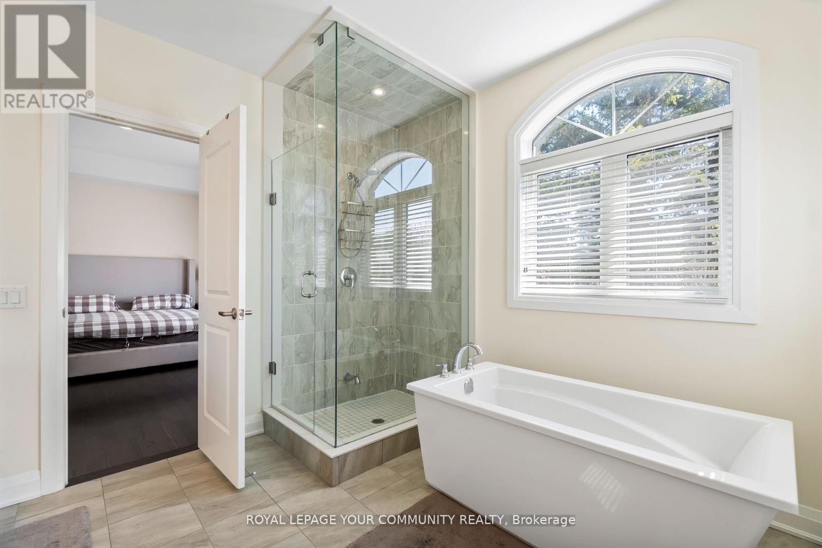 8 Duncombe Lane, Richmond Hill, Ontario L4C 1C2 - Photo 19 - N12349844