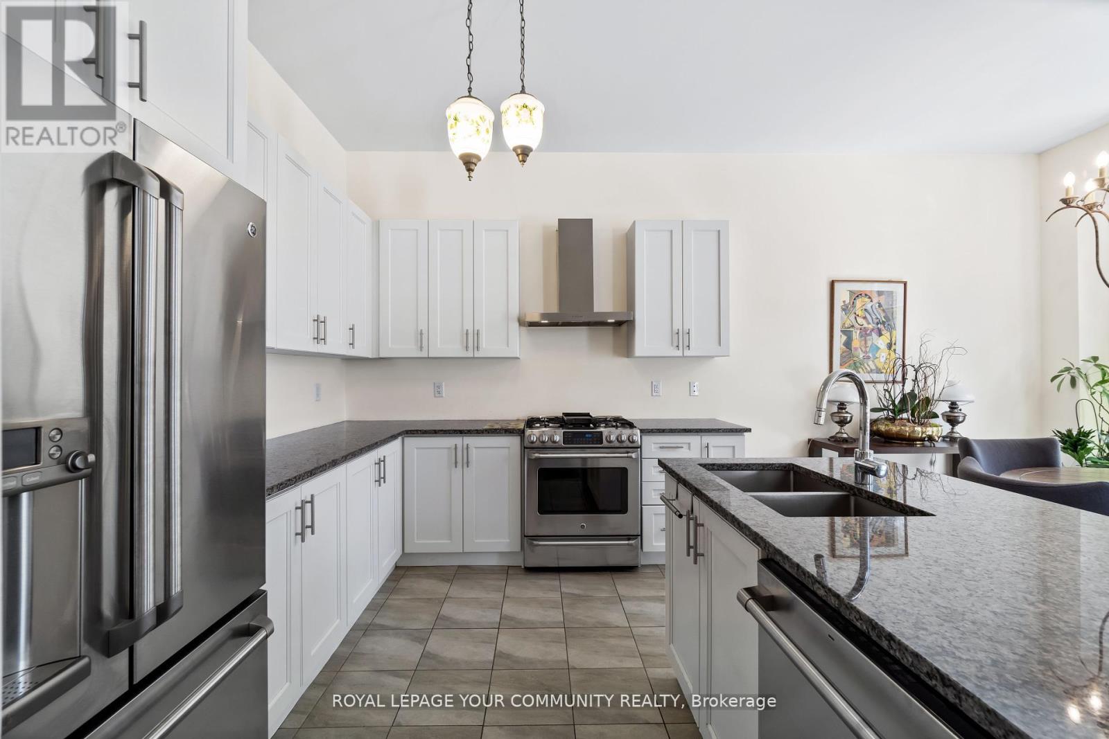 8 Duncombe Lane, Richmond Hill, Ontario L4C 1C2 - Photo 43 - N12349844