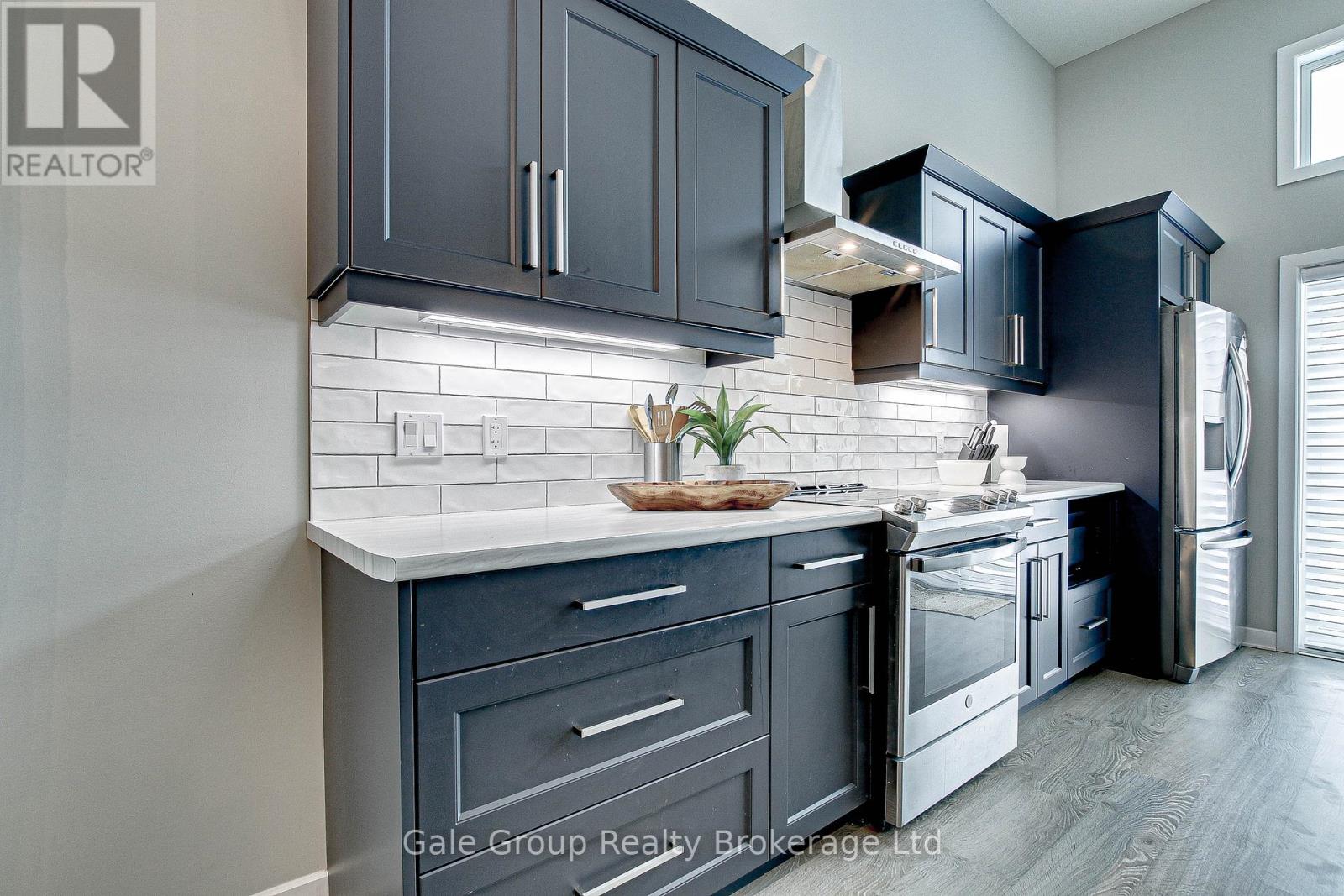 9 Clover Circle, St. Thomas, Ontario  N5R 0J3 - Photo 8 - X12349913