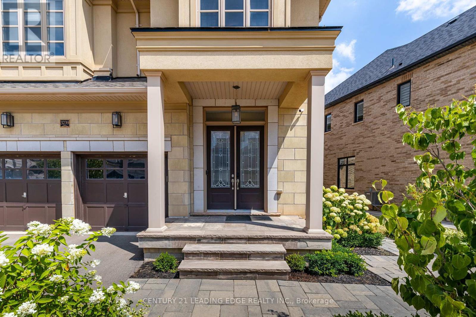 3239 Millicent Avenue, Oakville, Ontario  L6H 0V8 - Photo 2 - W12349778