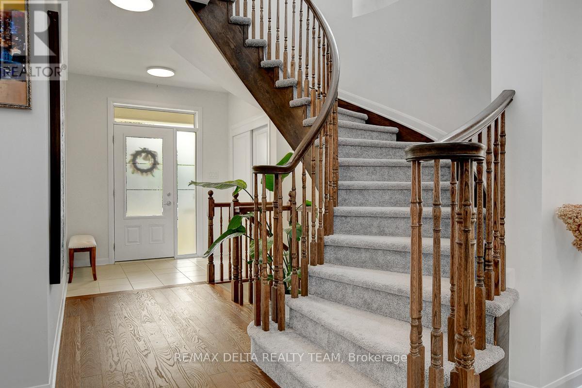 Property at 370 AQUAVIEW DRIVE image 4