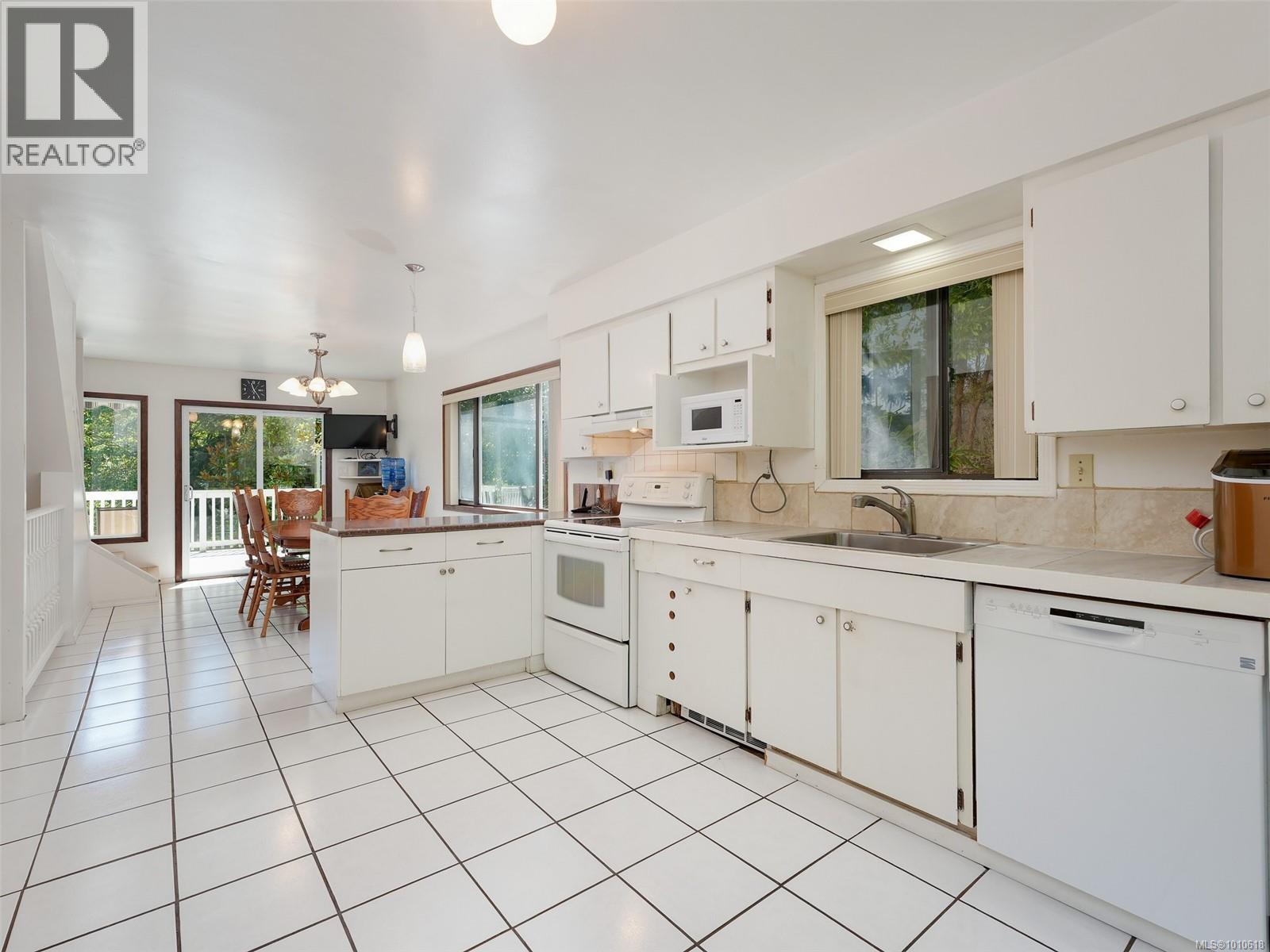 Property at 5255 Hanover Pl image 3