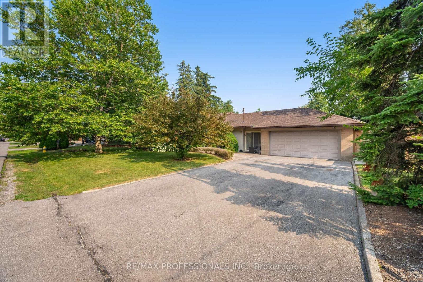 55 Bywood Drive, Toronto, Ontario  M9A 1M1 - Photo 6 - W12349974
