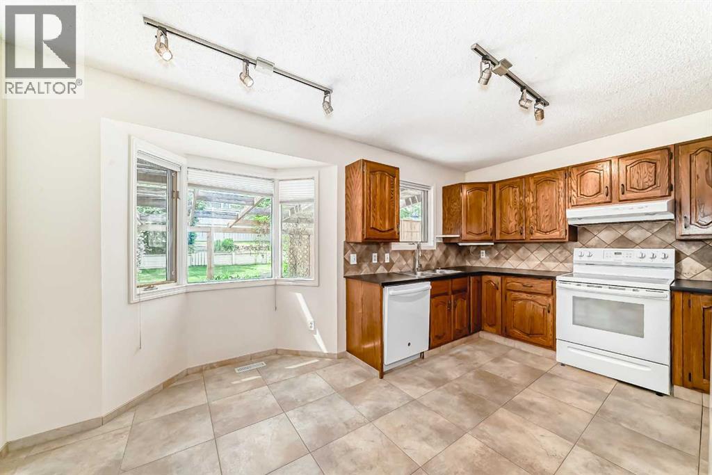 Property at 139 Stratton Crescent SW image 4