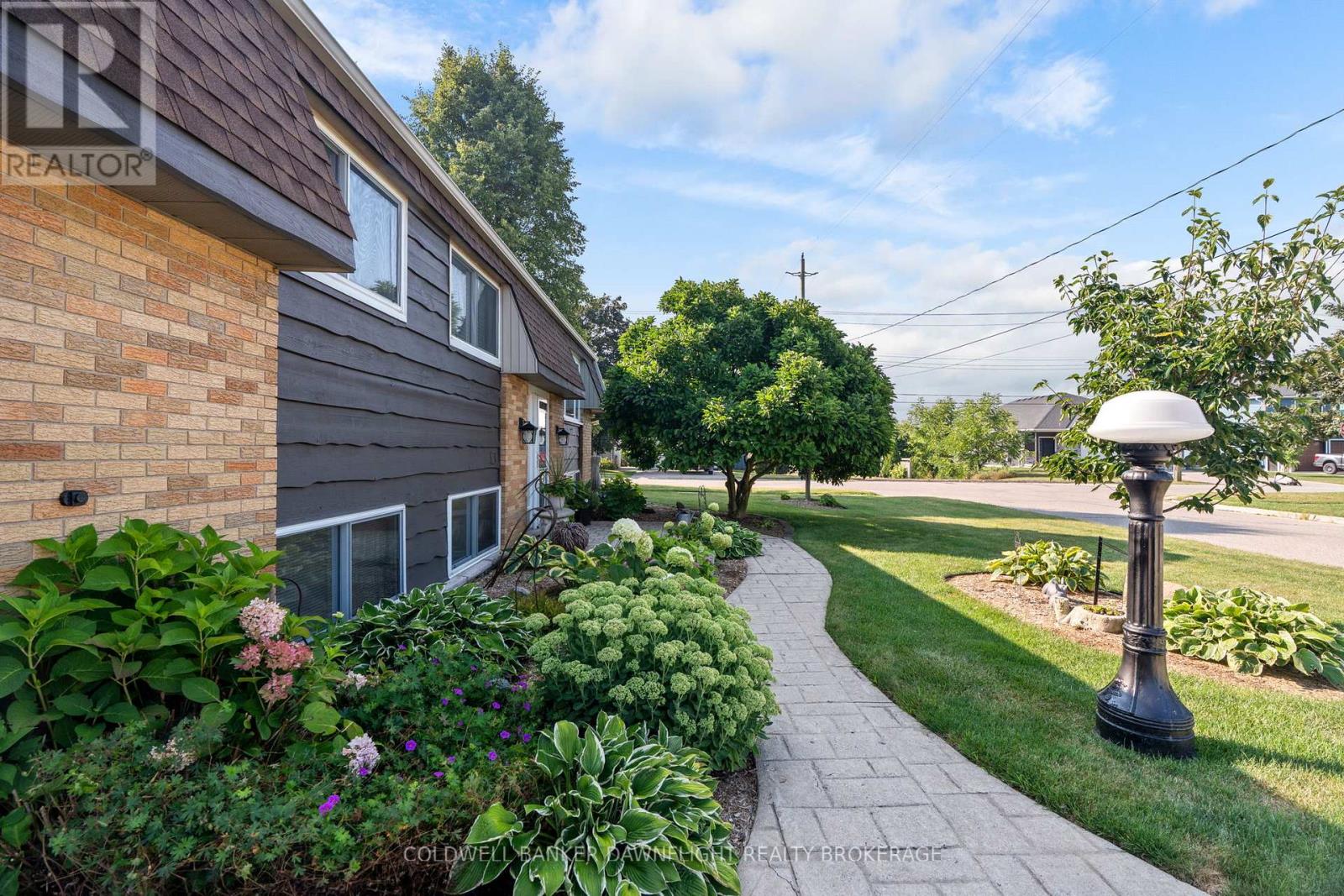 518 Edward Street, South Huron, Ontario  N0M 1S1 - Photo 3 - X12350223