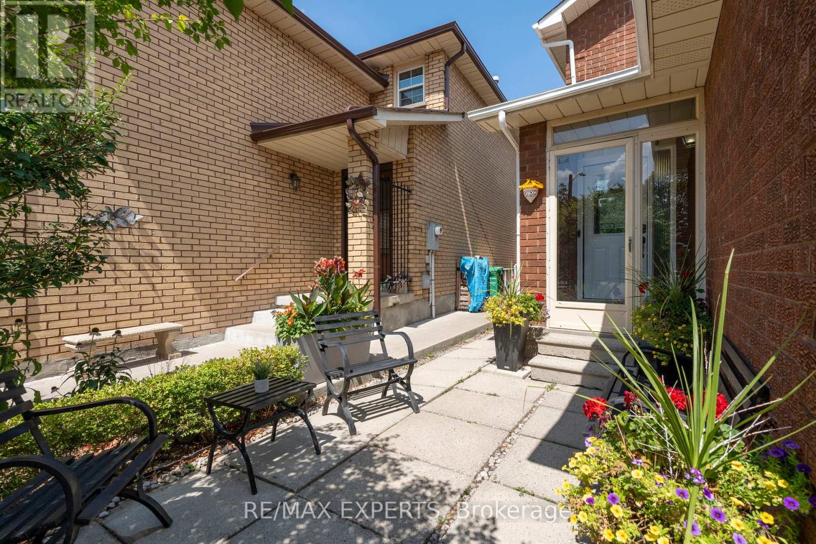 26 Langholm Court, Brampton, Ontario  L6Z 2Y1 - Photo 5 - W12350091