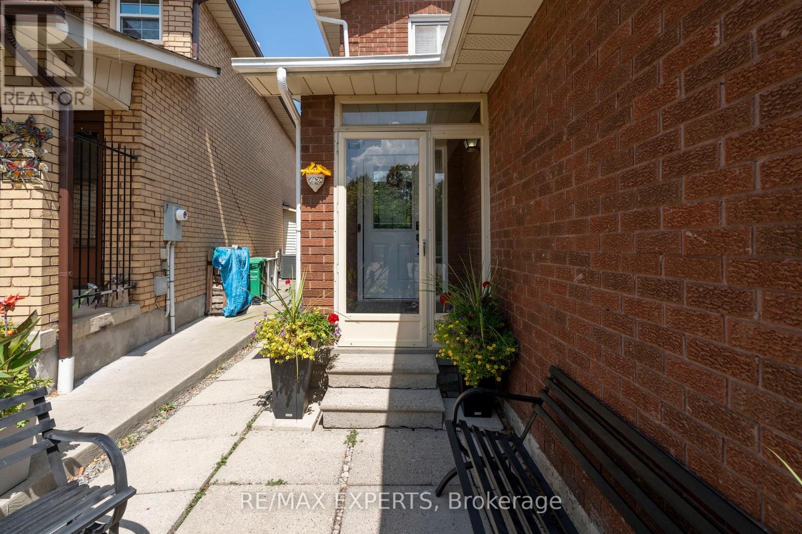 26 Langholm Court, Brampton, Ontario  L6Z 2Y1 - Photo 6 - W12350091