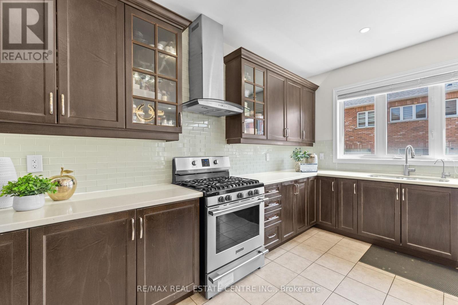 19 Foliage Drive, Brampton, Ontario  L7A 4M7 - Photo 17 - W12350106