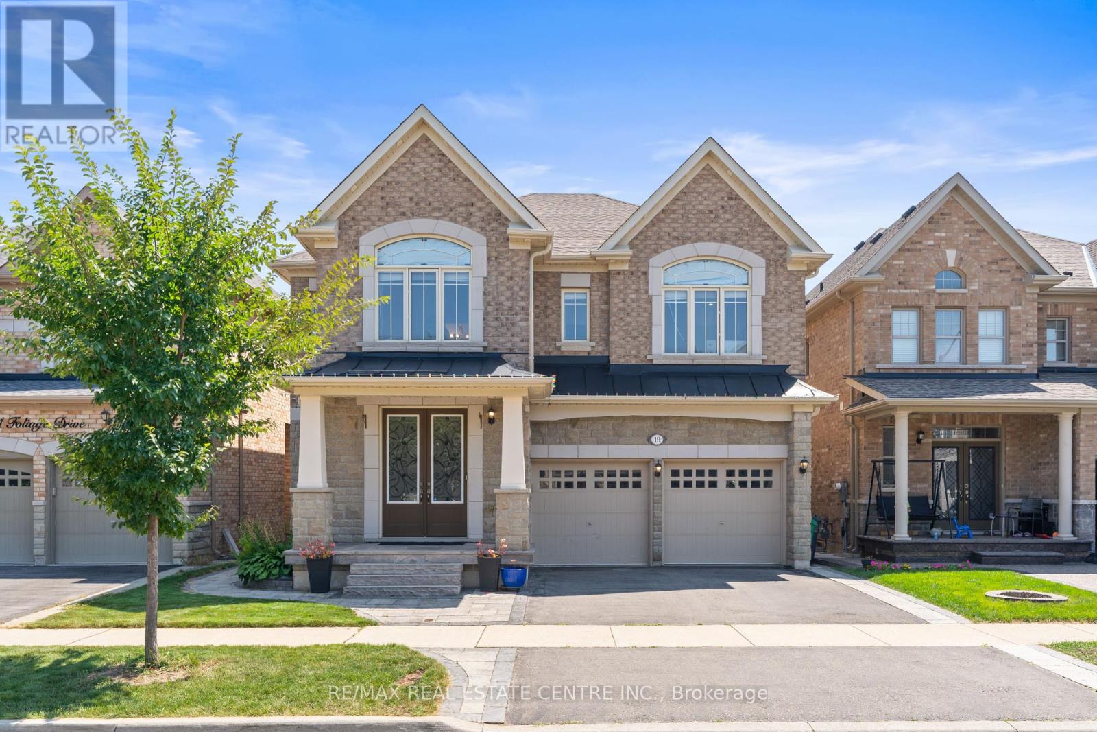 19 Foliage Drive, Brampton, Ontario  L7A 4M7 - Photo 2 - W12350106