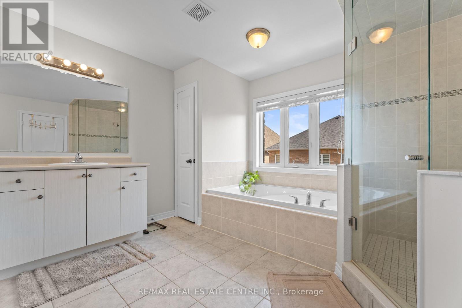 19 Foliage Drive, Brampton, Ontario  L7A 4M7 - Photo 26 - W12350106