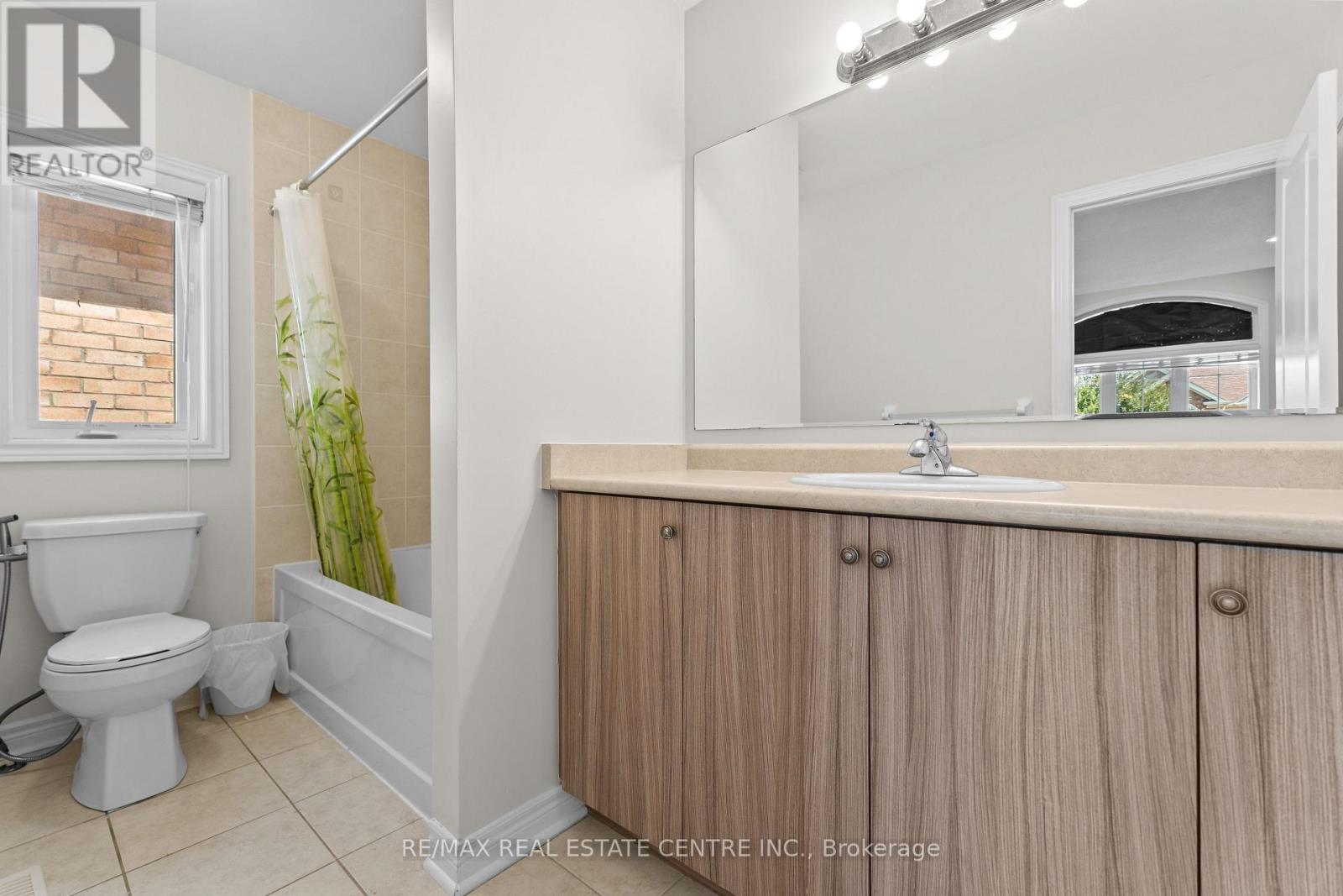 19 Foliage Drive, Brampton, Ontario  L7A 4M7 - Photo 30 - W12350106