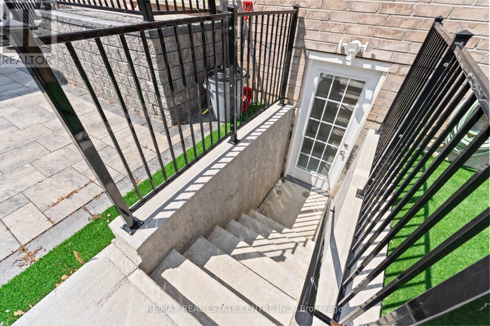 19 Foliage Drive, Brampton, Ontario  L7A 4M7 - Photo 35 - W12350106