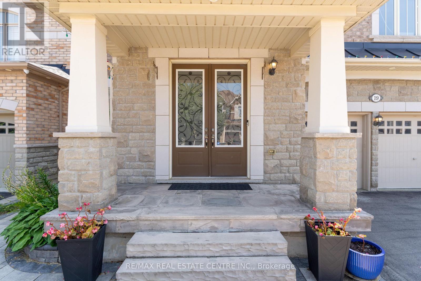 19 Foliage Drive, Brampton, Ontario  L7A 4M7 - Photo 4 - W12350106