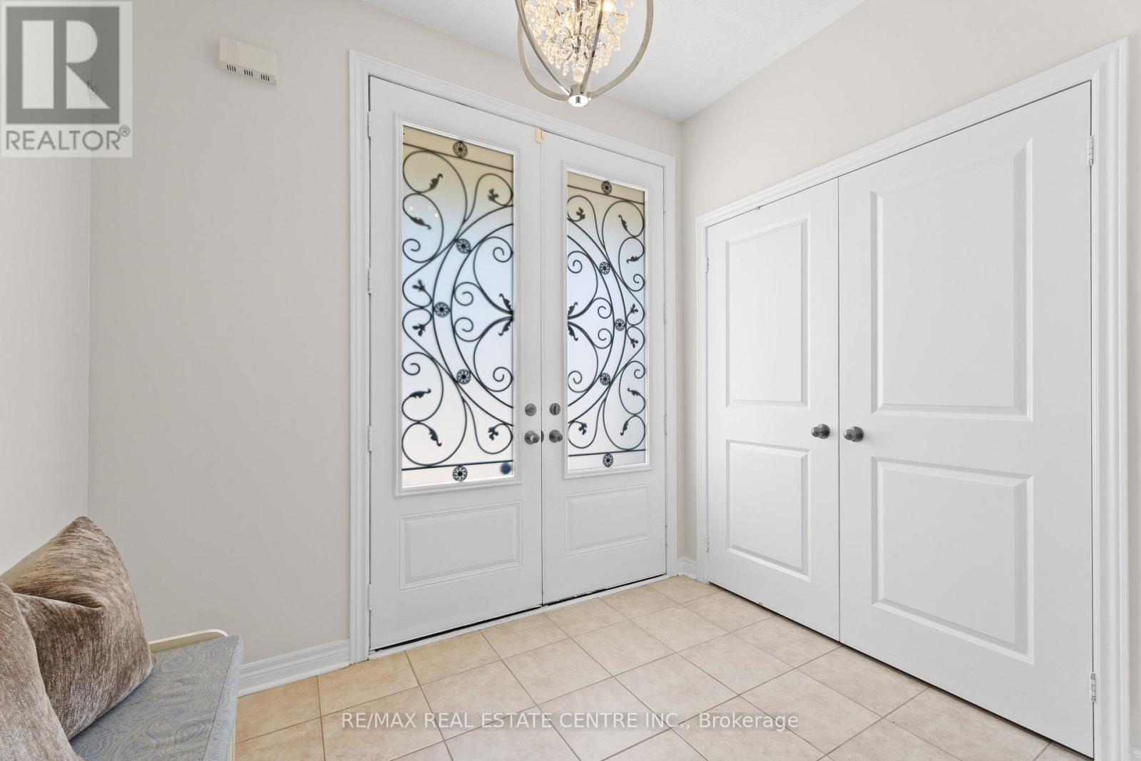 19 Foliage Drive, Brampton, Ontario  L7A 4M7 - Photo 5 - W12350106