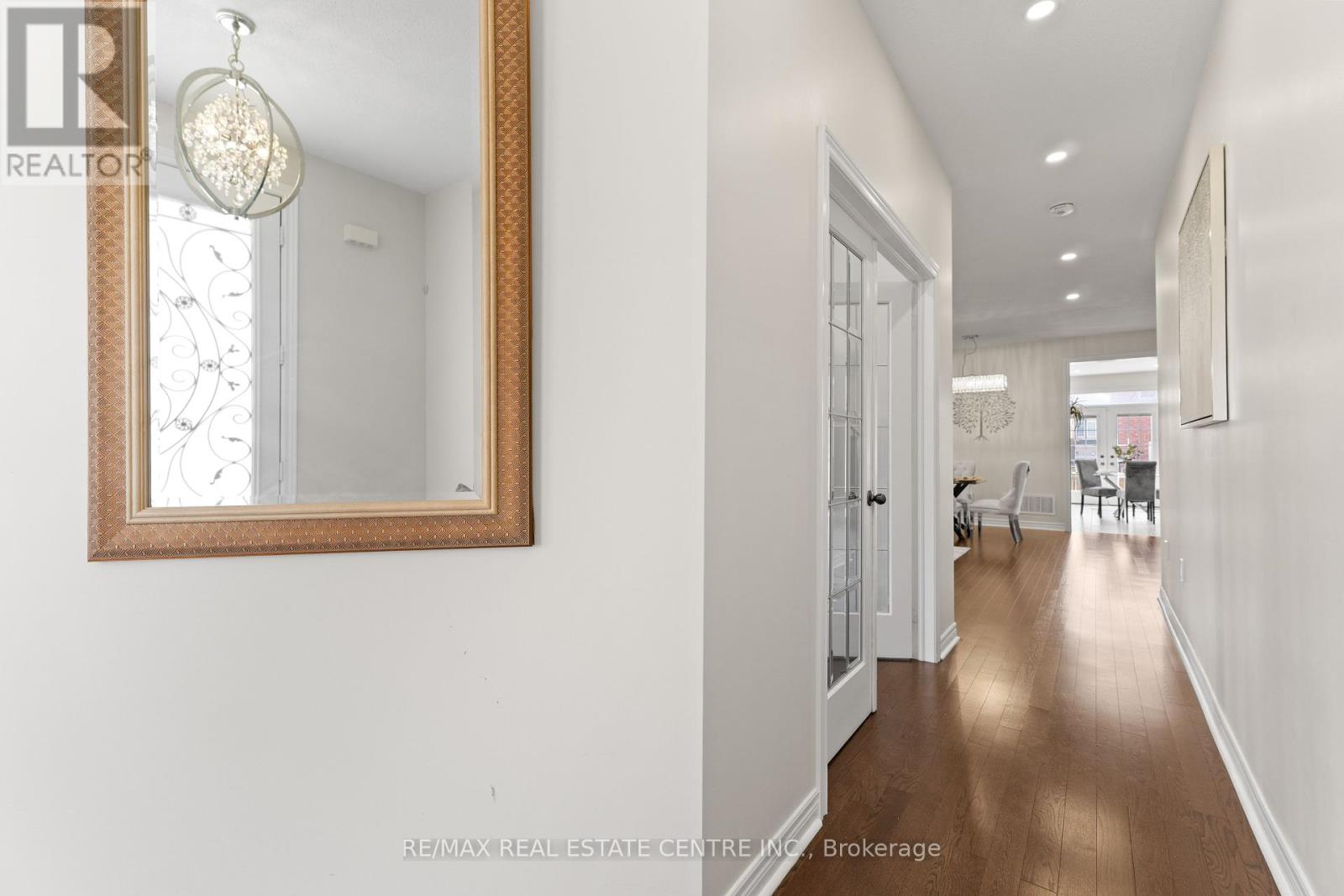 19 Foliage Drive, Brampton, Ontario  L7A 4M7 - Photo 6 - W12350106