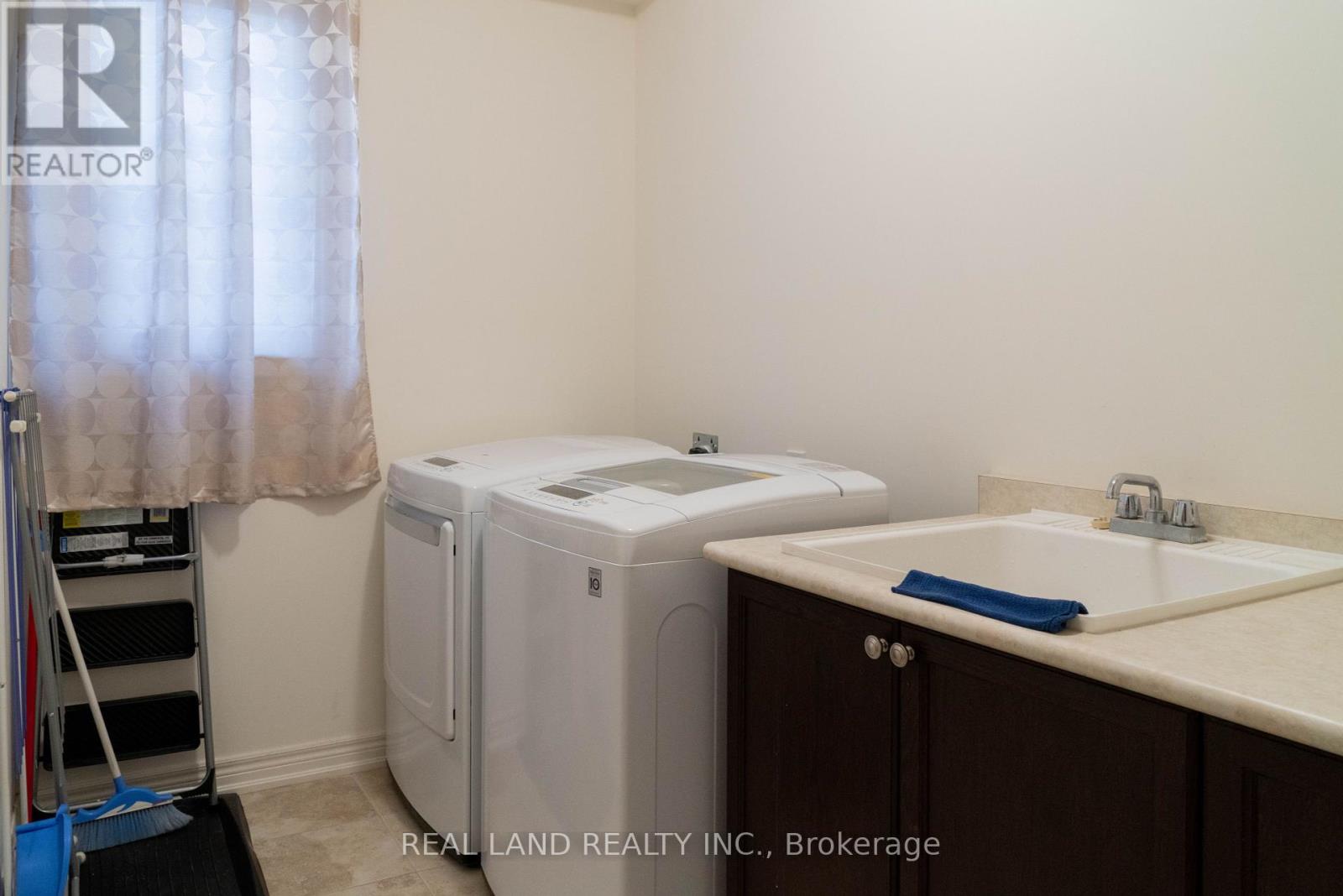 6284 St. Michael Avenue, Niagara Falls, Ontario  L2H 0C7 - Photo 13 - X12350006