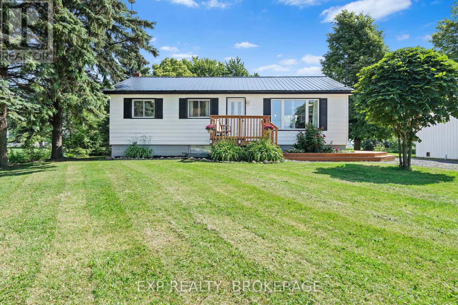 912 8th Line Road, Frontenac Islands, Ontario  K0H 2Y0 - Photo 1 - X12350320