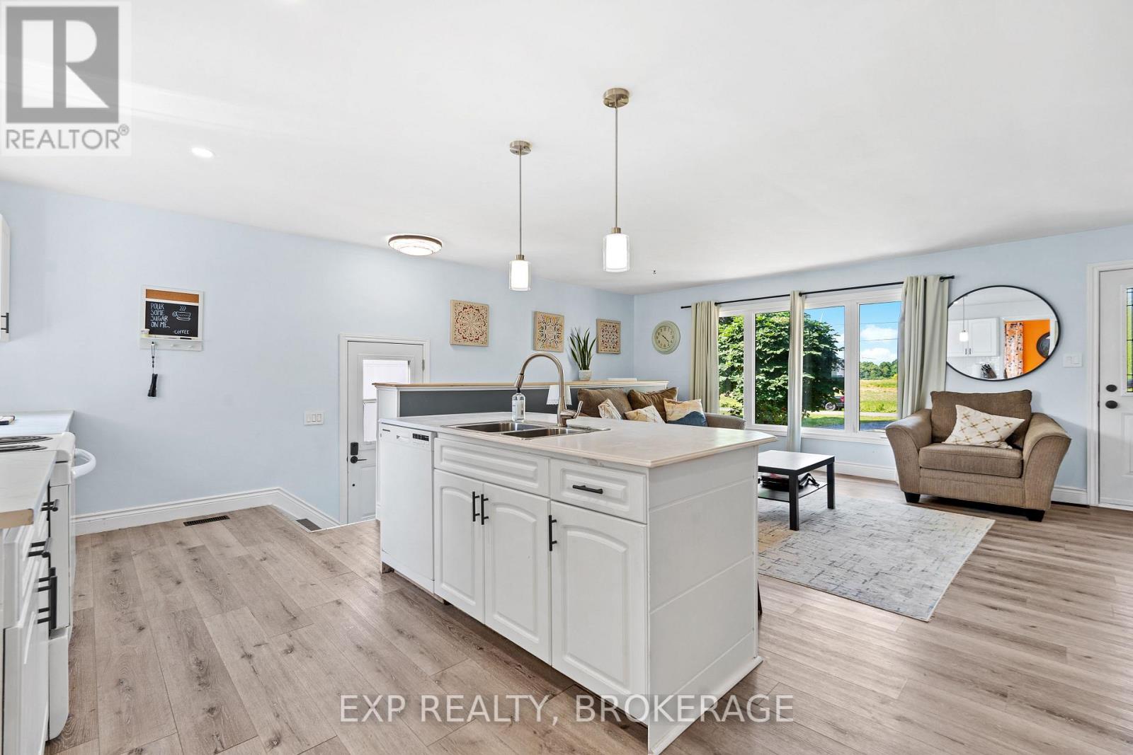 912 8th Line Road, Frontenac Islands, Ontario  K0H 2Y0 - Photo 14 - X12350320