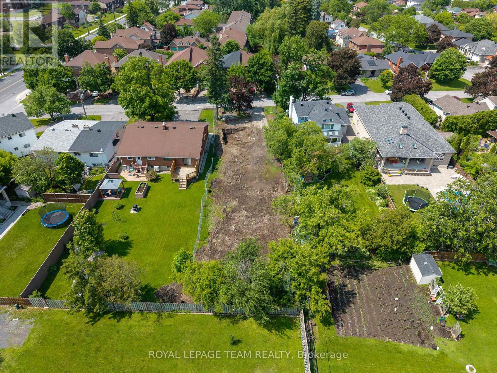 1092 Normandy Crescent, Ottawa, Ontario  K2C 0L8 - Photo 3 - X12350348